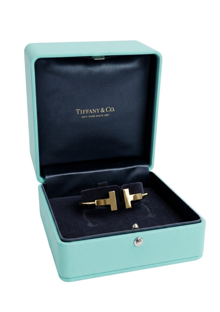 TIFFANY T WIDE WIRE BRACELET IN YELLOW GOLD (EC00123YGBG)